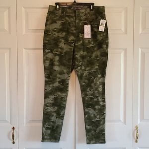 Gloria Vanderbilt Camo Pants